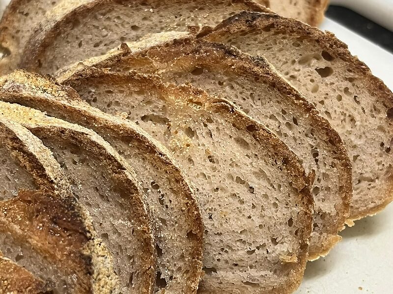 Pão artesanal fatiado feito em cozinha exclusiva