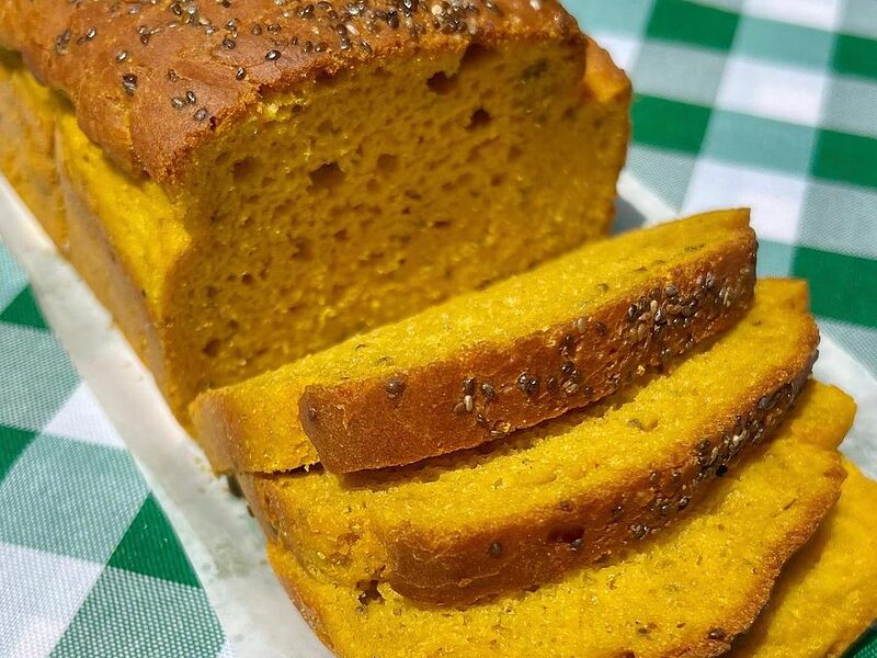 Pão de abóbora sem glúten e sem leite, fatiado